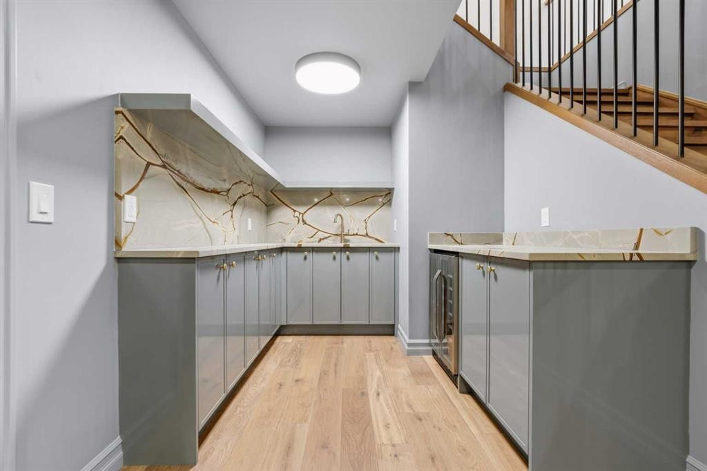 356 Greenwich Drive Nw, Calgary, AB - Indoor