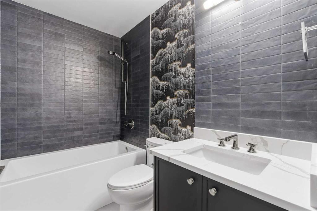 356 Greenwich Drive Nw, Calgary, AB - Indoor Photo Showing Bathroom