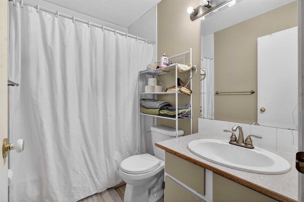 27 Bedford Road Ne, Calgary, AB - Indoor Photo Showing Bathroom