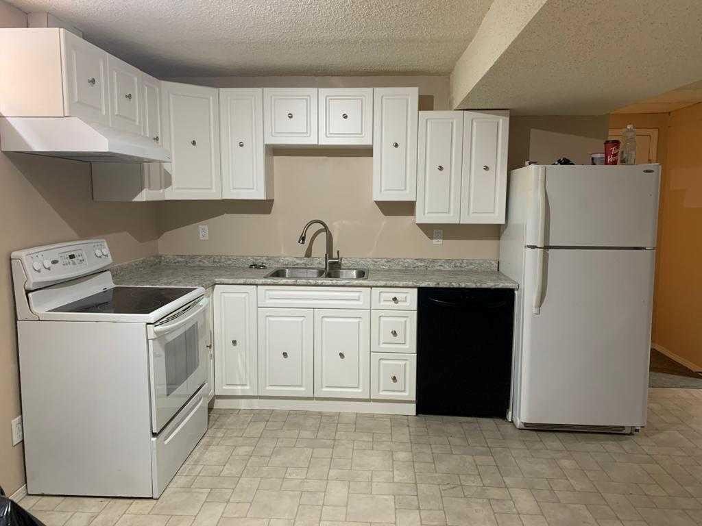 27 Bedford Road Ne, Calgary, AB - Indoor Photo Showing Kitchen