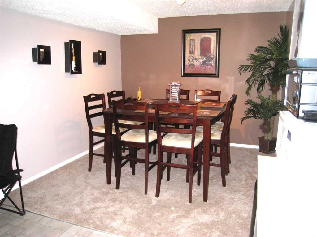 27 Bedford Road Ne, Calgary, AB - Indoor Photo Showing Dining Room
