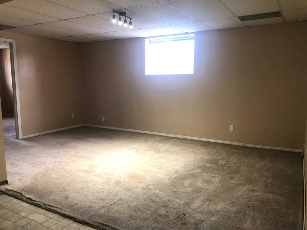 27 Bedford Road Ne, Calgary, AB - Indoor Photo Showing Other Room