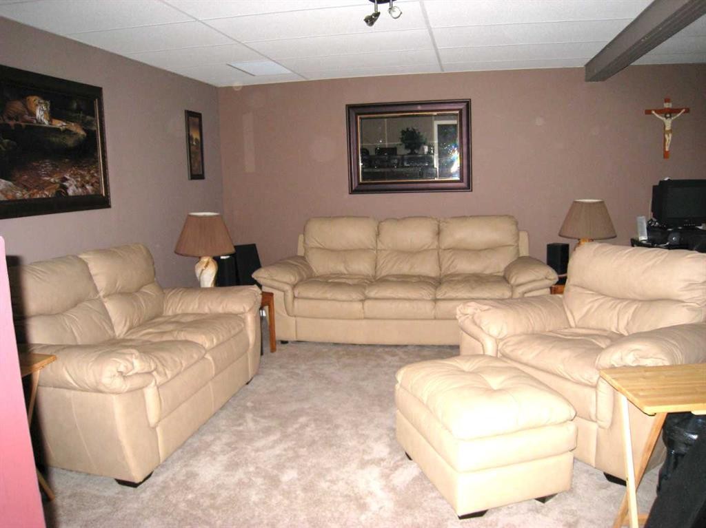 27 Bedford Road Ne, Calgary, AB - Indoor Photo Showing Living Room