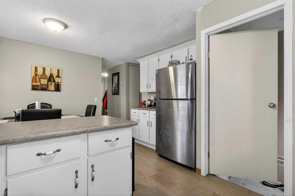27 Bedford Road Ne, Calgary, AB - Indoor Photo Showing Kitchen