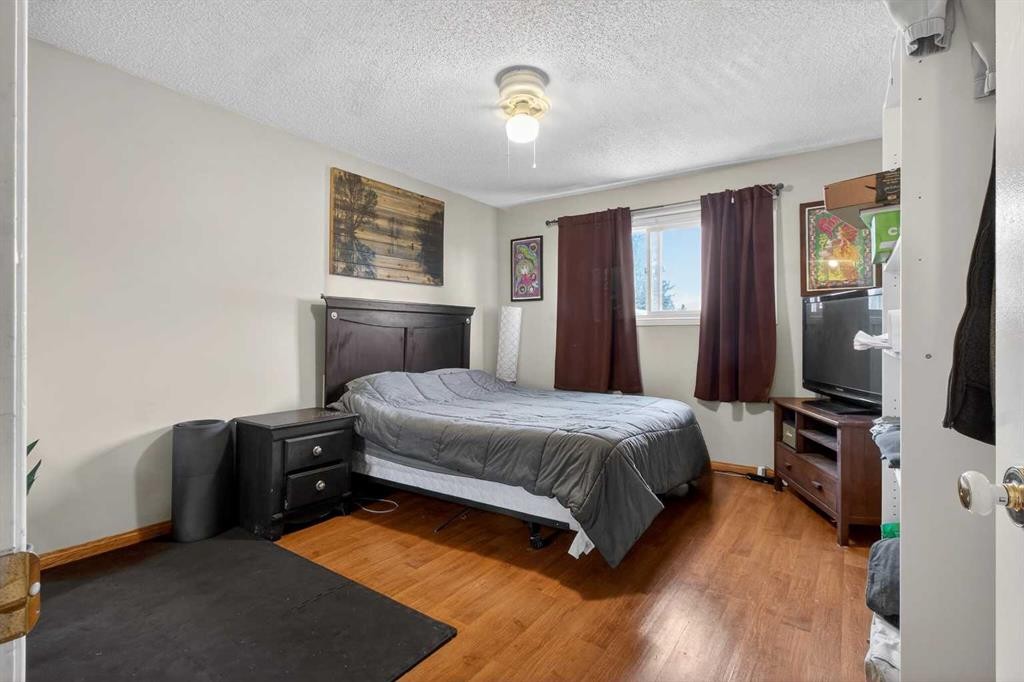 27 Bedford Road Ne, Calgary, AB - Indoor Photo Showing Bedroom
