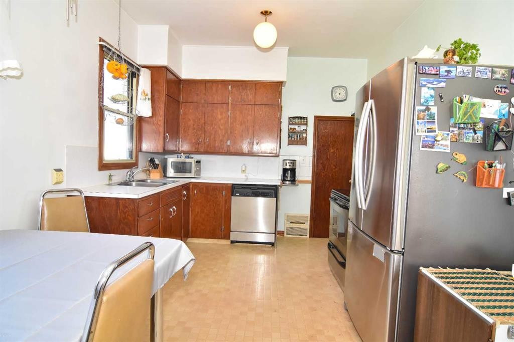 253215 Range Road 280, Delacour, AB - Indoor Photo Showing Kitchen With Double Sink
