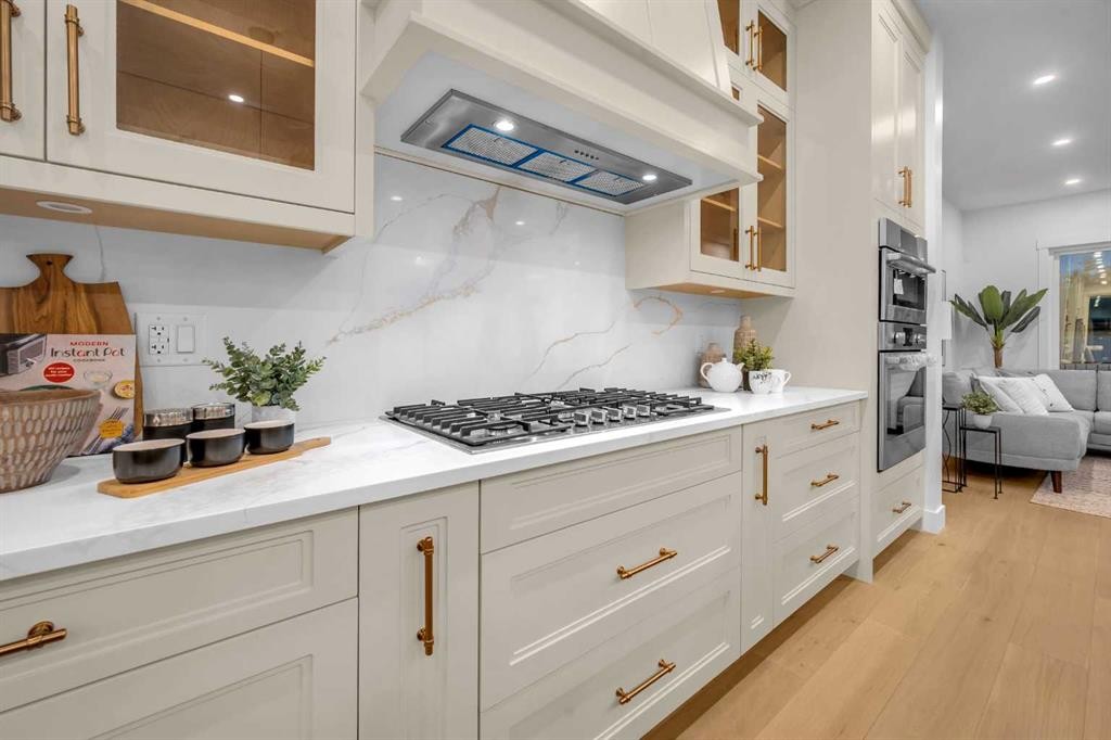 2435 52 Avenue Sw, Calgary, AB - Indoor Photo Showing Kitchen With Upgraded Kitchen