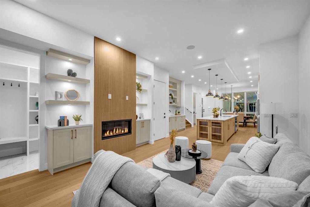 2435 52 Avenue Sw, Calgary, AB - Indoor Photo Showing Living Room