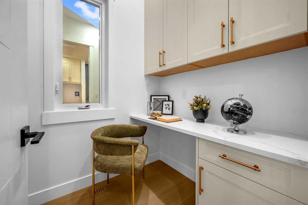 2435 52 Avenue Sw, Calgary, AB - Indoor