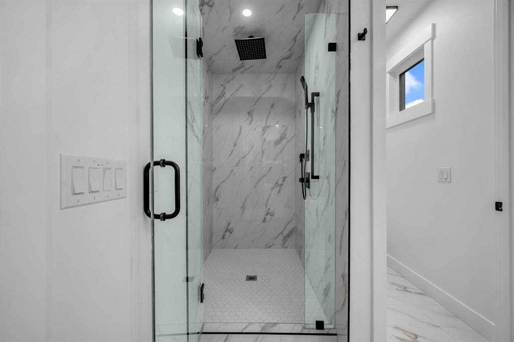 2435 52 Avenue Sw, Calgary, AB - Indoor