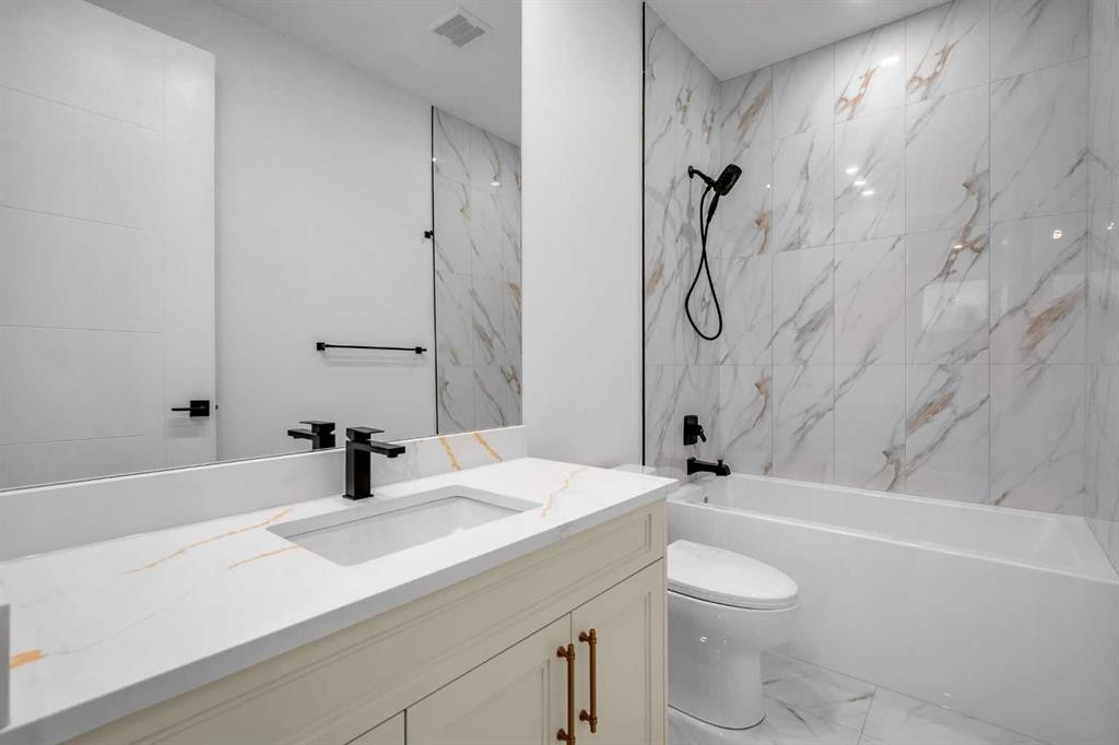 2435 52 Avenue Sw, Calgary, AB - Indoor Photo Showing Bathroom