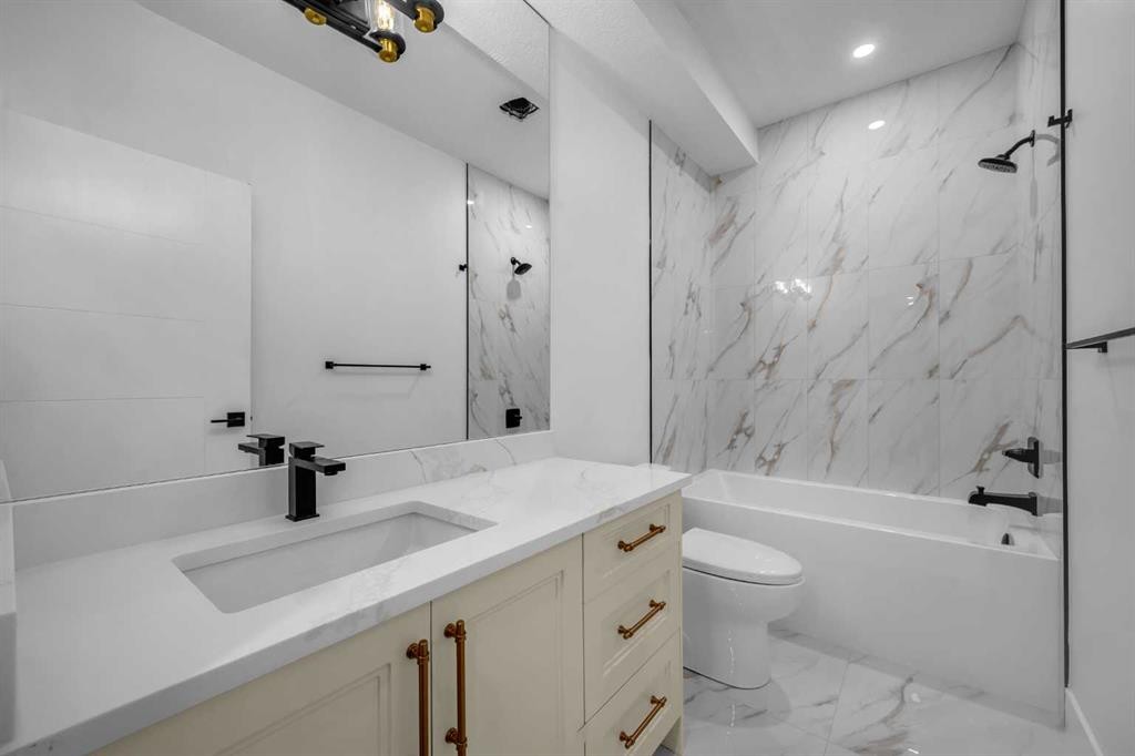 2435 52 Avenue Sw, Calgary, AB - Indoor Photo Showing Bathroom
