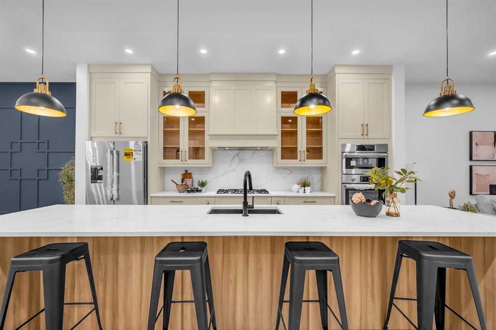 2435 52 Avenue Sw, Calgary, AB - Indoor Photo Showing Kitchen With Upgraded Kitchen