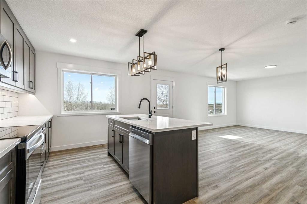 26A Poplar Ridge Close, Didsbury, AB - Indoor Photo Showing Kitchen With Upgraded Kitchen