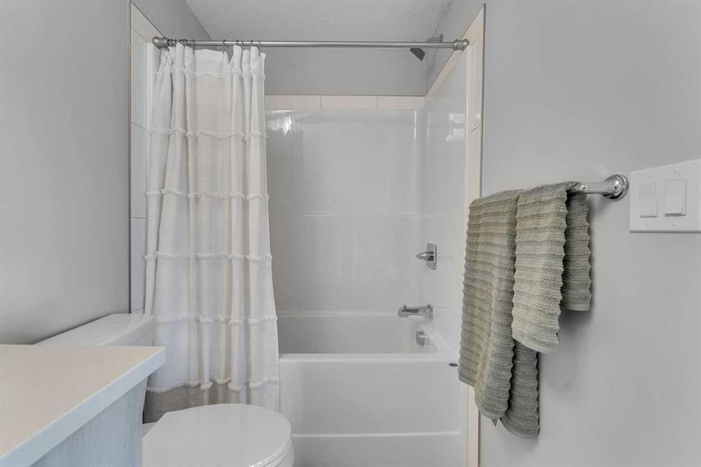 301-71 Shawnee Common Sw, Calgary, AB - Indoor Photo Showing Bathroom