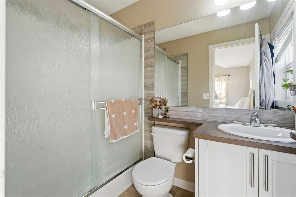 427 Redstone View Ne, Calgary, AB - Indoor Photo Showing Bathroom