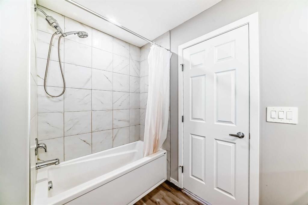 224 Carringham Way Nw, Calgary, AB - Indoor Photo Showing Bathroom