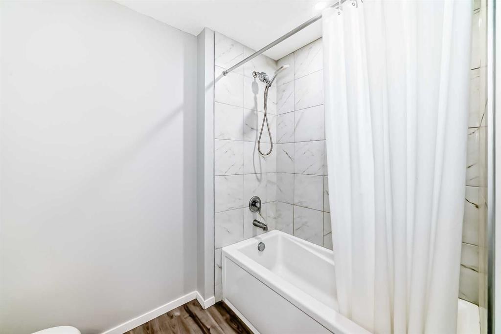 224 Carringham Way Nw, Calgary, AB - Indoor Photo Showing Bathroom