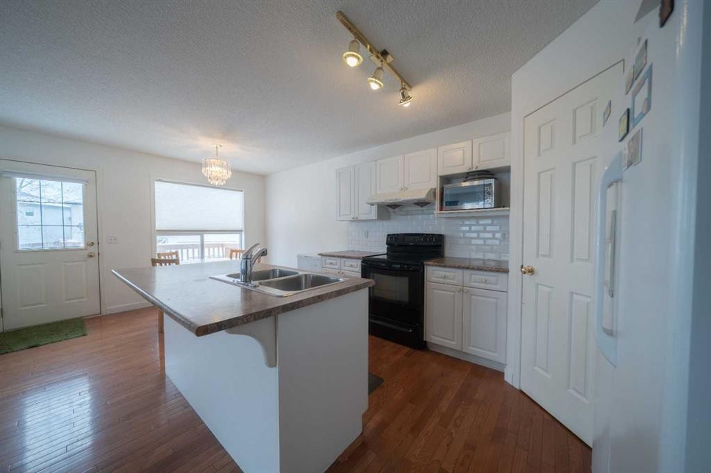 11 Arbour Stone Crescent Nw, Calgary, AB - Indoor Photo Showing Kitchen With Double Sink