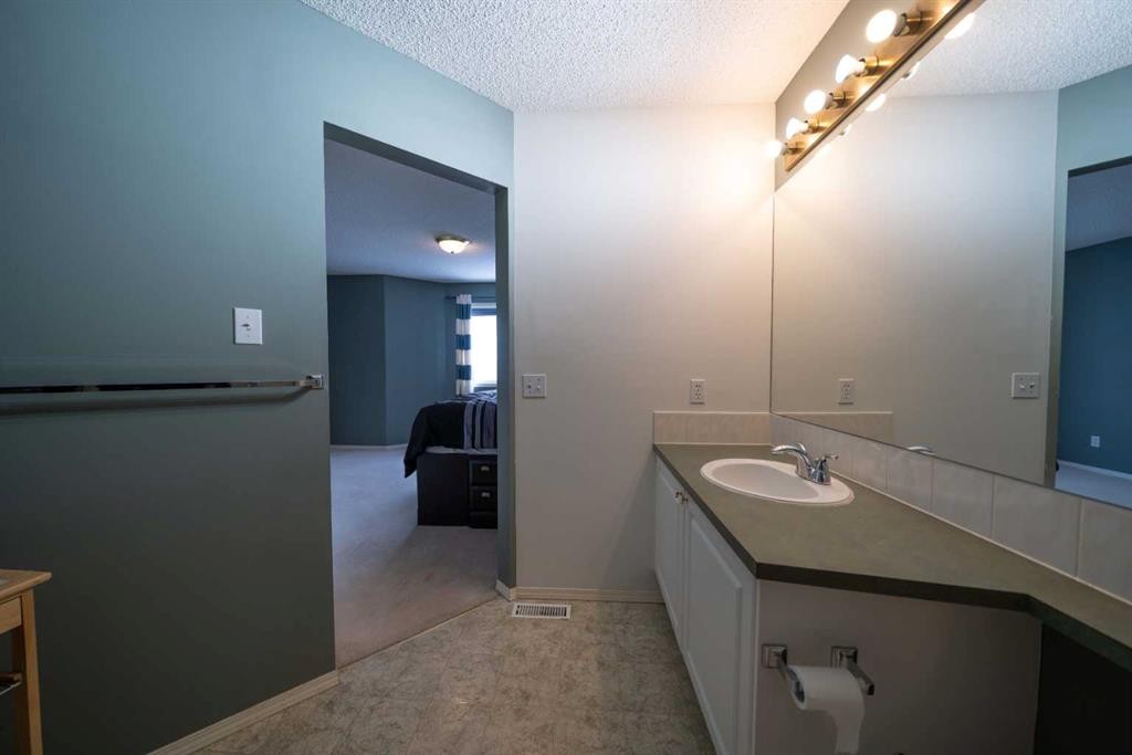 11 Arbour Stone Crescent Nw, Calgary, AB - Indoor Photo Showing Bathroom