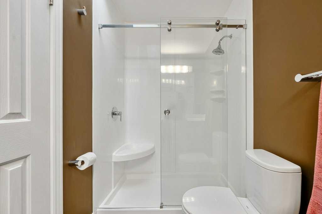 44 Deerbrook Crescent Se, Calgary, AB - Indoor Photo Showing Bathroom