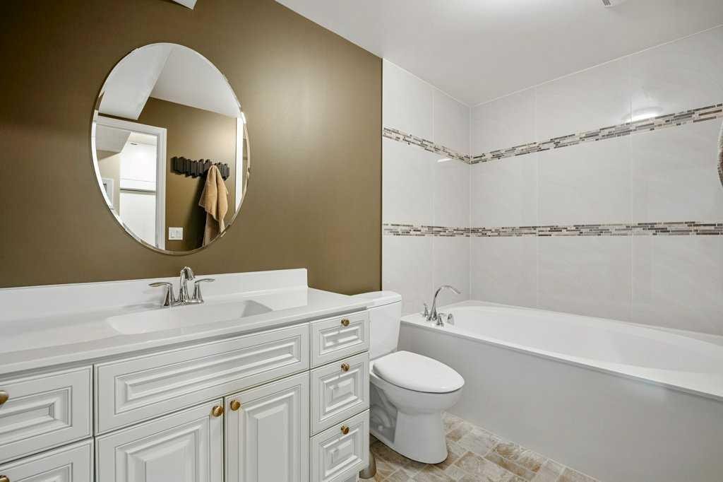 44 Deerbrook Crescent Se, Calgary, AB - Indoor Photo Showing Bathroom