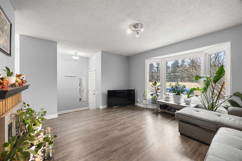 23 Edgedale Road Nw, Calgary, AB - Indoor Photo Showing Living Room