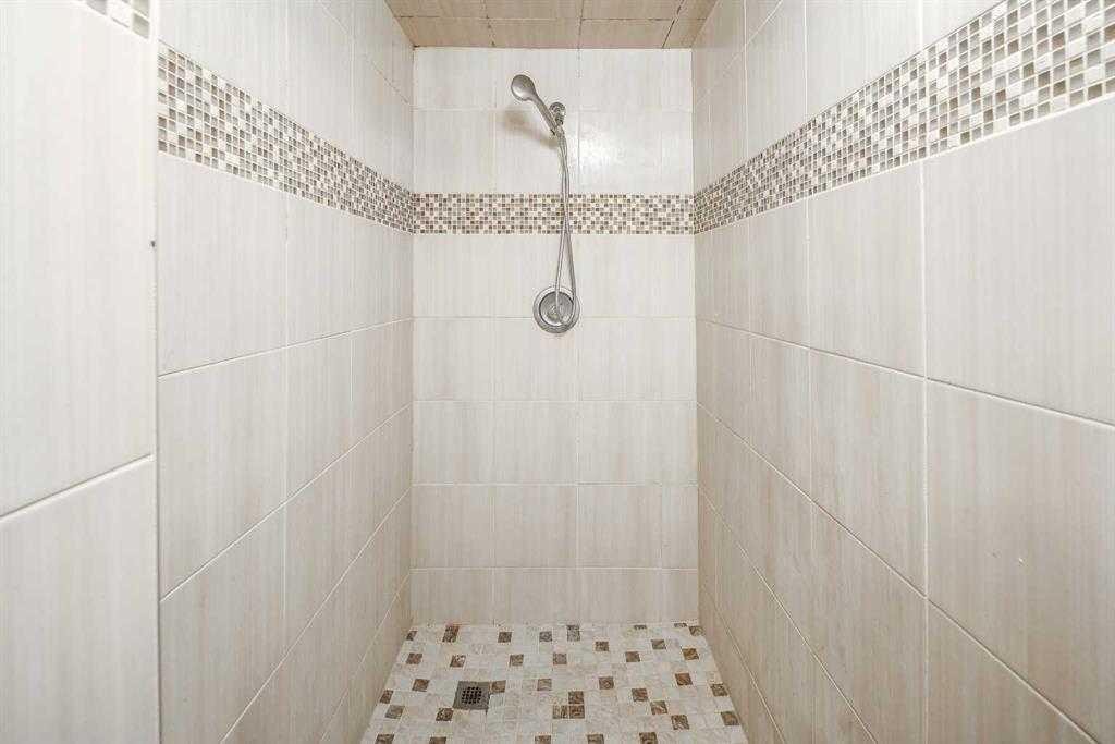 23 Edgedale Road Nw, Calgary, AB - Indoor Photo Showing Bathroom