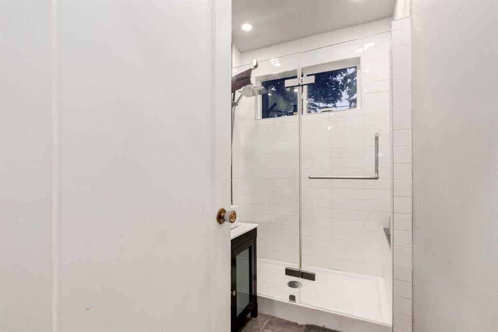 1424 Premier Way Sw, Calgary, AB - Indoor Photo Showing Bathroom