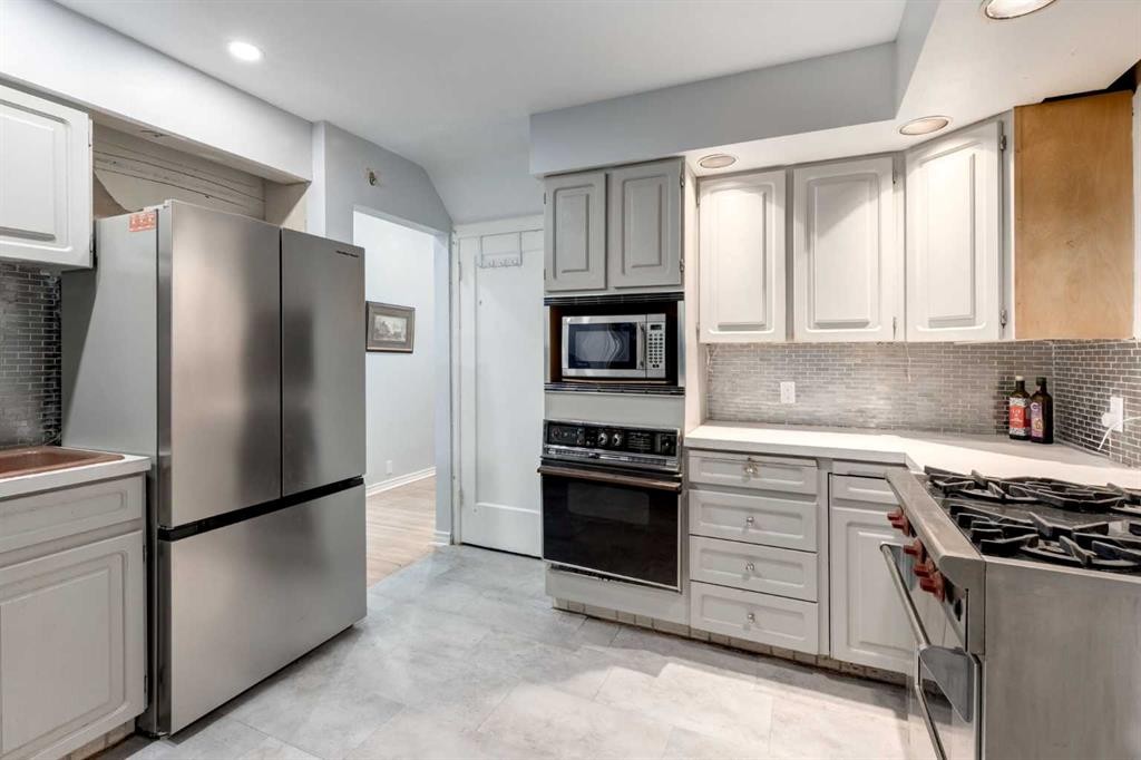 1424 Premier Way Sw, Calgary, AB - Indoor Photo Showing Kitchen