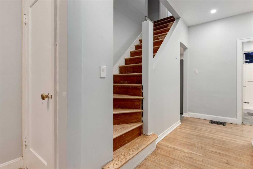 1424 Premier Way Sw, Calgary, AB - Indoor Photo Showing Other Room