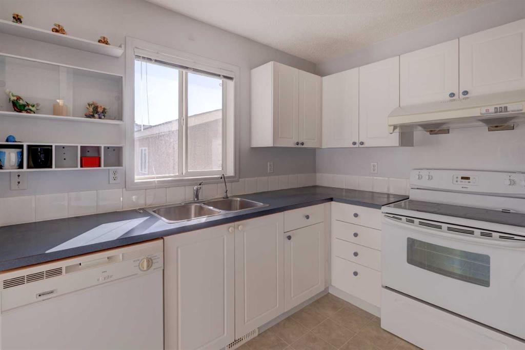 179 Saddlemead Green Ne, Calgary, AB - Indoor Photo Showing Kitchen With Double Sink
