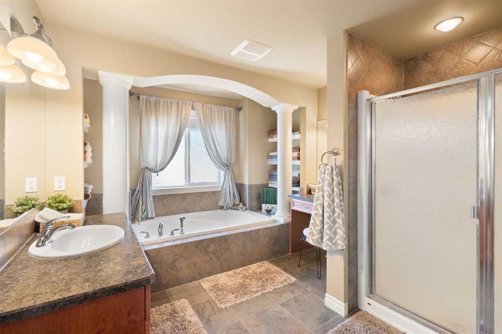 40 Bridleridge Lane Sw, Calgary, AB - Indoor Photo Showing Bathroom