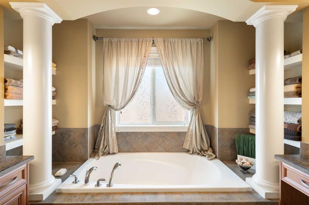 40 Bridleridge Lane Sw, Calgary, AB - Indoor Photo Showing Bathroom