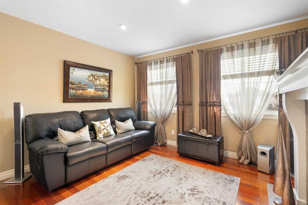 40 Bridleridge Lane Sw, Calgary, AB - Indoor Photo Showing Living Room