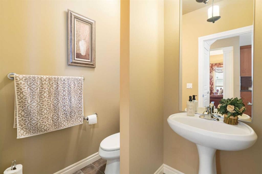 40 Bridleridge Lane Sw, Calgary, AB - Indoor Photo Showing Bathroom