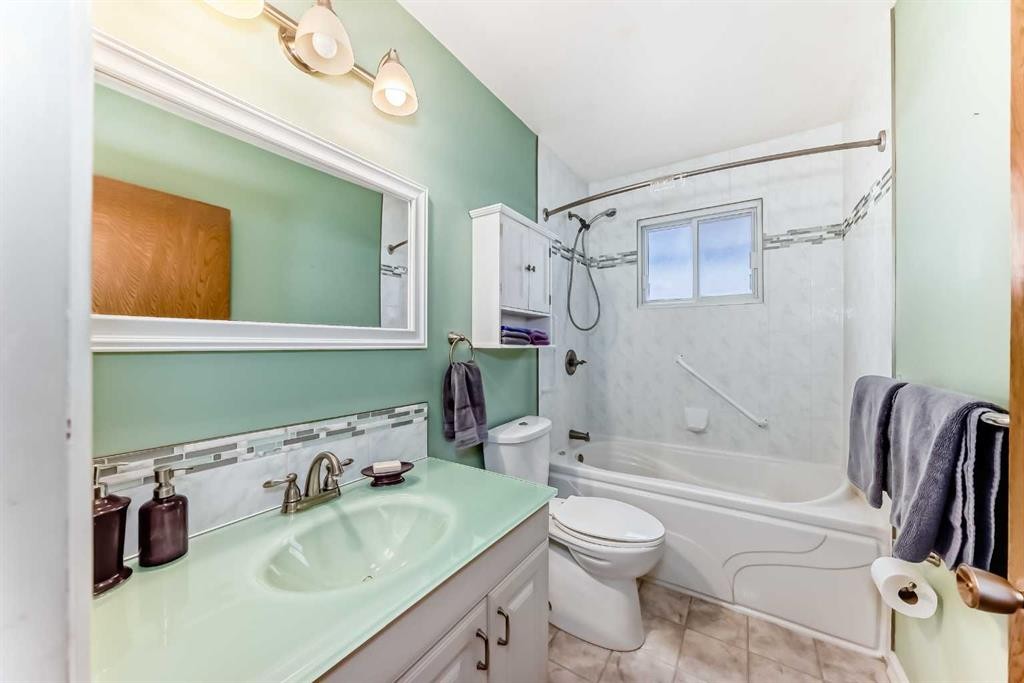 301 Whitney Crescent Se, Calgary, AB - Indoor Photo Showing Bathroom