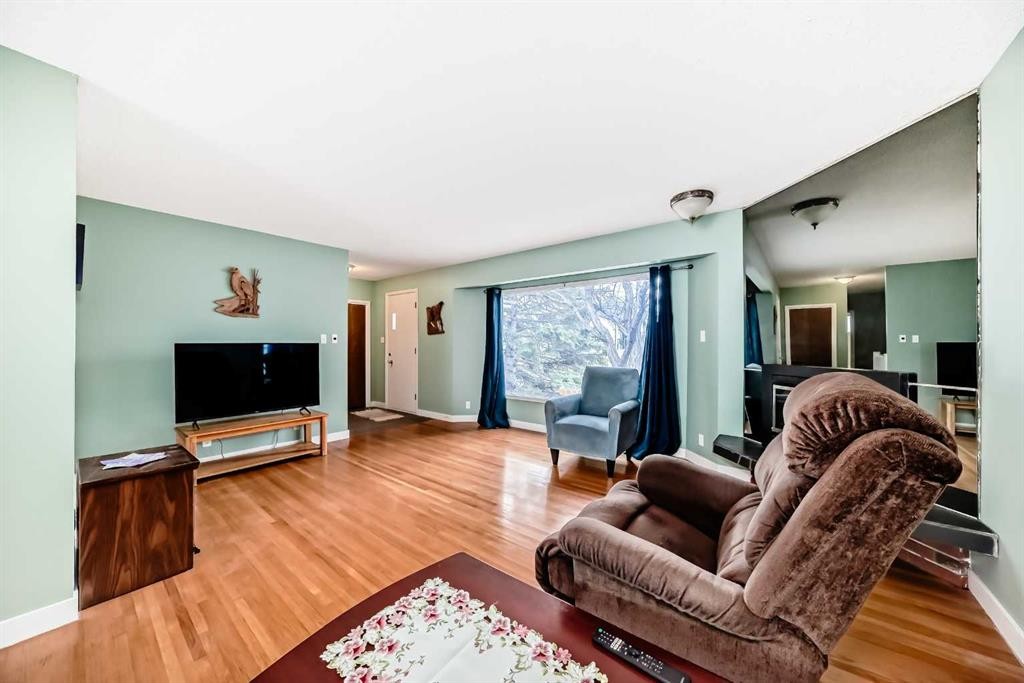 301 Whitney Crescent Se, Calgary, AB - Indoor Photo Showing Living Room