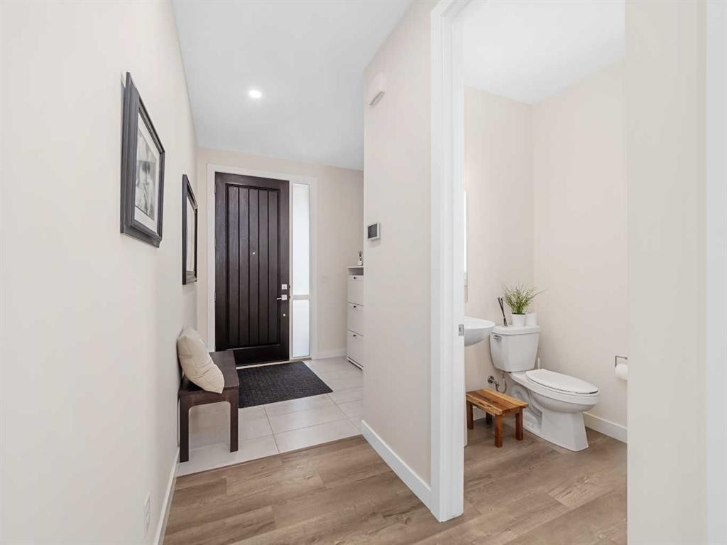 130 Crestridge Common Sw, Calgary, AB - Indoor Photo Showing Bathroom