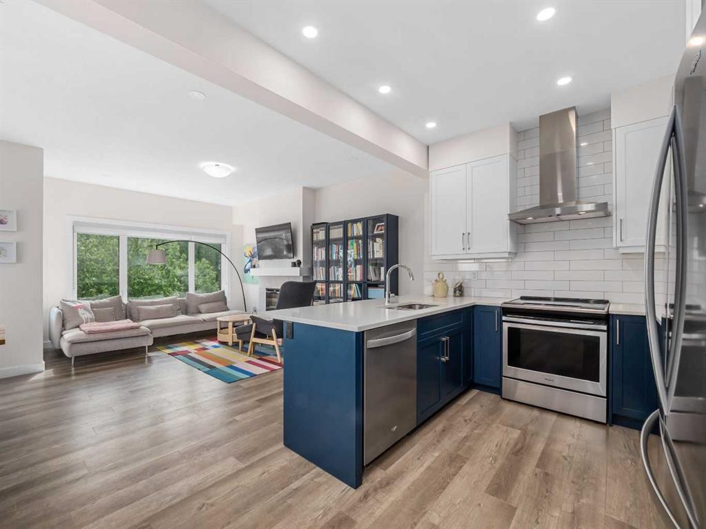 130 Crestridge Common Sw, Calgary, AB - Indoor Photo Showing Kitchen With Upgraded Kitchen
