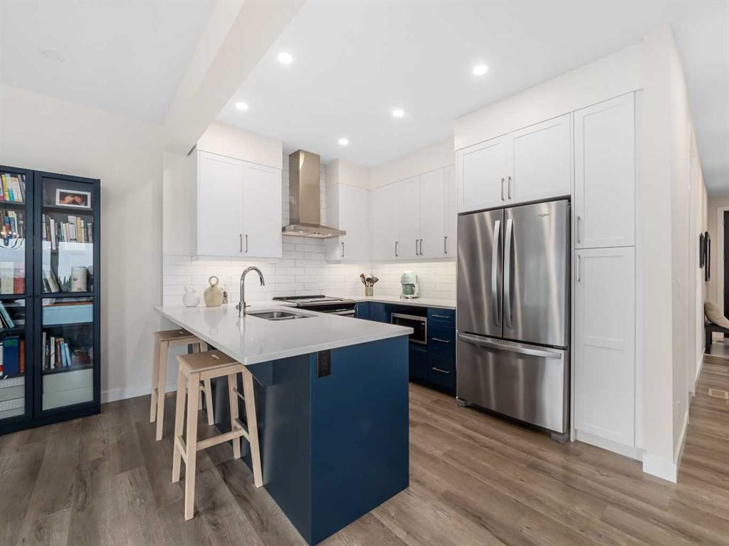 130 Crestridge Common Sw, Calgary, AB - Indoor Photo Showing Kitchen With Upgraded Kitchen