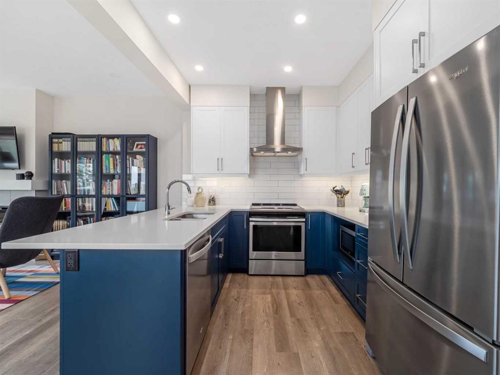 130 Crestridge Common Sw, Calgary, AB - Indoor Photo Showing Kitchen With Upgraded Kitchen