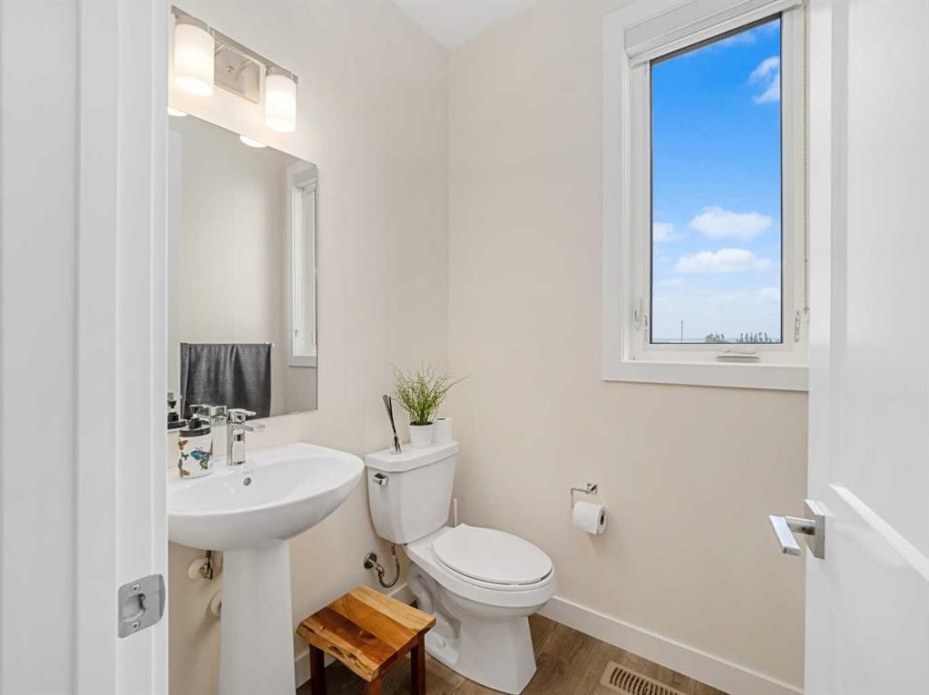 130 Crestridge Common Sw, Calgary, AB - Indoor Photo Showing Bathroom