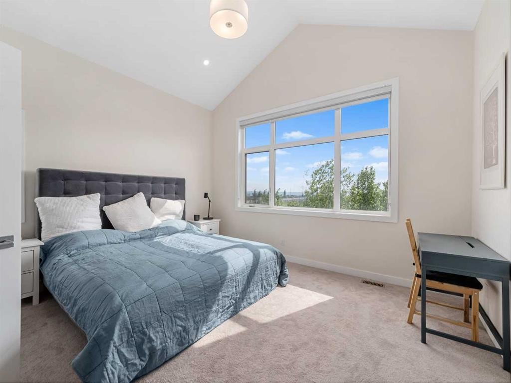 130 Crestridge Common Sw, Calgary, AB - Indoor Photo Showing Bedroom