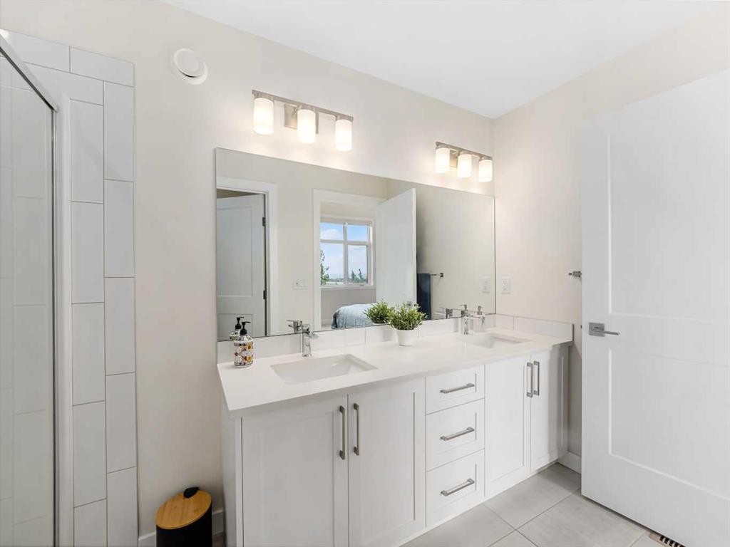 130 Crestridge Common Sw, Calgary, AB - Indoor Photo Showing Bathroom