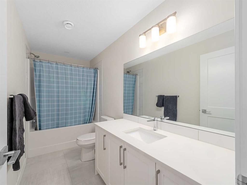 130 Crestridge Common Sw, Calgary, AB - Indoor Photo Showing Bathroom