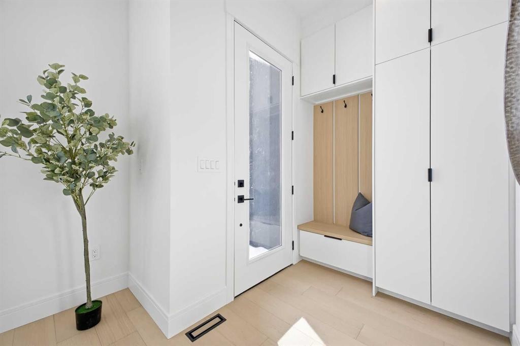 2105 7 Street Ne, Calgary, AB - Indoor Photo Showing Other Room