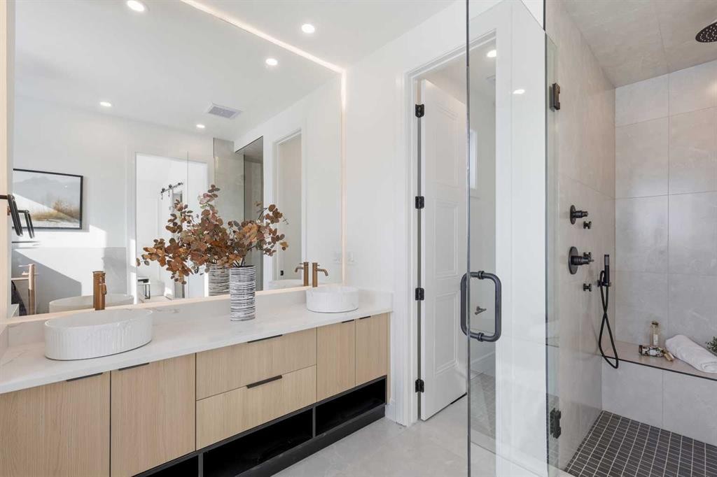 2105 7 Street Ne, Calgary, AB - Indoor Photo Showing Bathroom