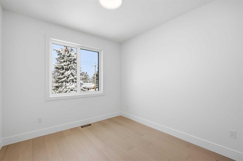 2105 7 Street Ne, Calgary, AB - Indoor Photo Showing Other Room