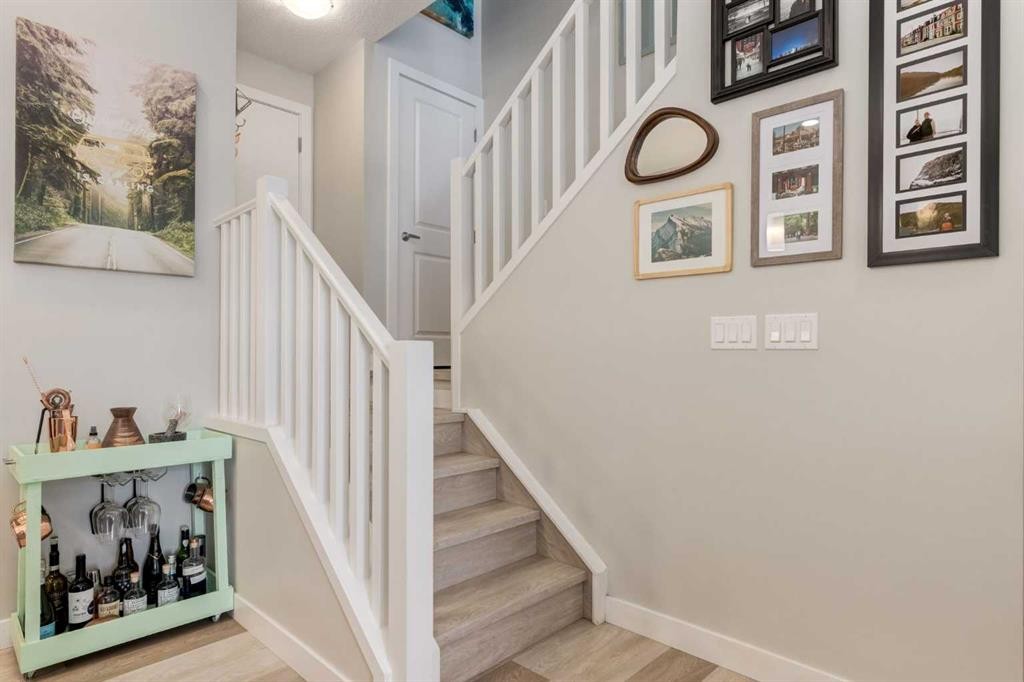 212 Crestbrook Common Sw, Calgary, AB - Indoor Photo Showing Other Room